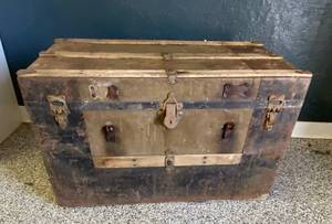 lot 2715 image: Vintage Wooden Steamer Trunk - See photos for measurements