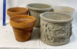lot 4085 image: Garden Pottery Lot