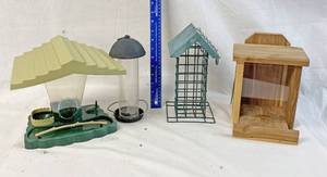 lot 4086 image: Lot of Bird Feeders