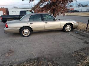 lot 2 image: 2000 Mercury Grand Marquis- RunsDrives