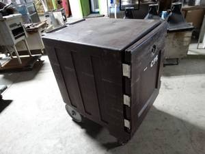 lot 2287 image: Cambro portable insulated food cabinet on wheels