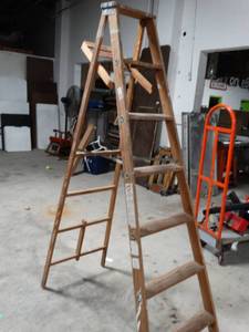 lot 2313 image: 7 ft wood ladder
