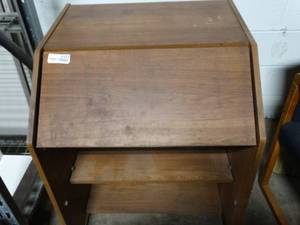 lot 2323 image: Portable desk on wheels