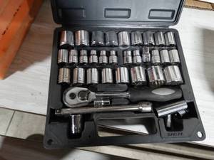 lot 2330 image: 33 pc socket set in case