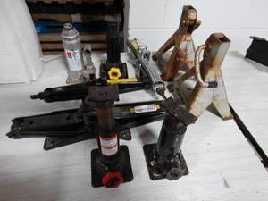 lot 2332 image: Lot of assorted jacks jack stands
