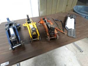 lot 2334 image: 3 floor jacks