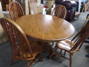 lot 5161 image: Nice Round Pedestal Table with 4 Chairs