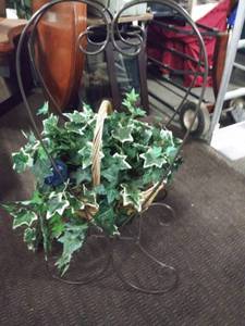 lot 5164 image: Metal Heart Shaped Plant Stand