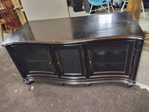 lot 5168 image: Really Nice Media Stand with 3 Doors