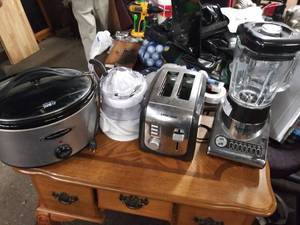 lot 5182 image: Crock Pot, Blender, Toaster and More