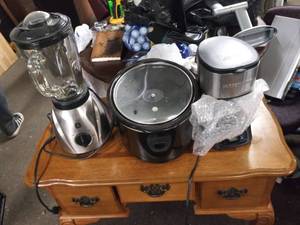 lot 5183 image: Crock Pot, Blender, Coffee Pot