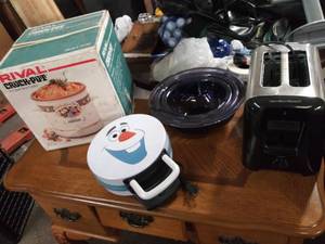 lot 5184 image: Crock Pot, Toaster, Olaf Waffle Maker and Pyrex Nesting Mixing Bowls