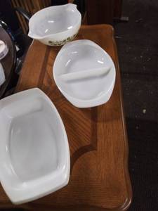 lot 5185 image: 3 Vintage Pyrex Dishes