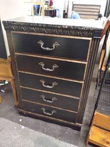lot 5192 image: Ashley Furniture Modern 5 Drawer Upright Dresser