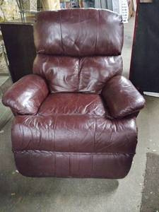 lot 5212 image: Leather Oversized Recliner