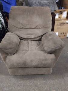 lot 5213 image: Tan Oversized Recliner