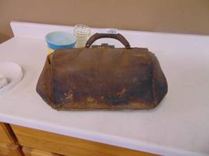 lot 3247 image: Vintage Leather Handbag - Doctors See pictures for condition