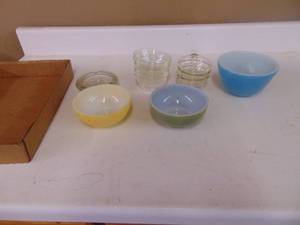lot 3250 image: Small Pyrex Mixing Bowl - (2) Fireking ceral Bowls and more