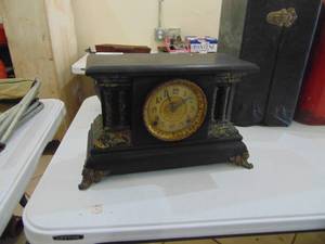 lot 3271 image: Mantle Clock - No Key