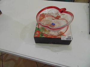 lot 3281 image: Apple Themed Candy Dish