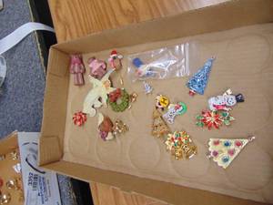 lot 3351 image: Xmas Themed Costume Jewelry Pins - Broaches