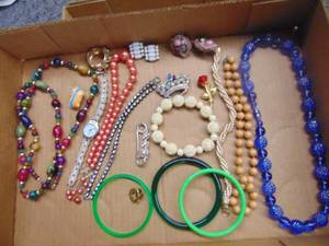 lot 3358 image: Costume Jewelry