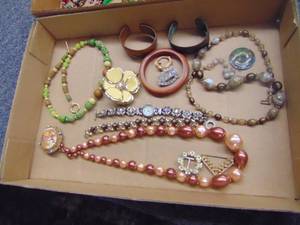 lot 3359 image: Costume Jewelry