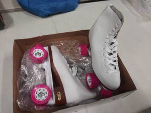 lot 2332 image: Chicago Skates Roller Blades