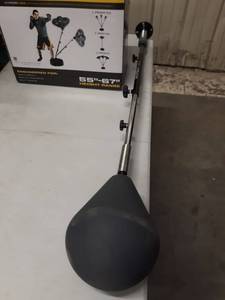 lot 2465 image: Everlast striking bag