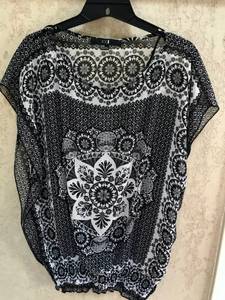 lot 2327 image: XXI short sleeve top--Black and White