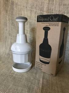 lot 2353 image: New Pampered Chef Food Chopper in box
