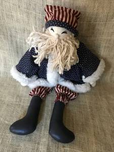 lot 2377 image: 22 Folk-Art Santa