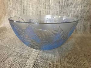 lot 2380 image: Large Glass Floral serving bowl