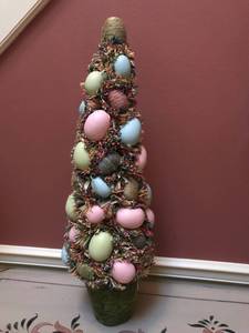 lot 2405 image: 25 Egg treetable decor
