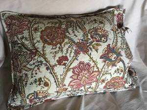 lot 2425 image: Pillow Sham and Pillow