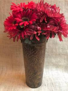 lot 2461 image: Bronze colored Tin and red daisies