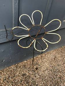 lot 2472 image: Metal Flower with bird yard art-38 height