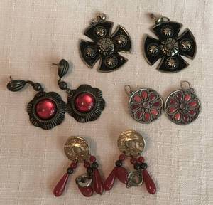 lot 2485 image: Pierced Earrings