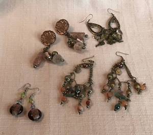 lot 2506 image: Pierced Earrings