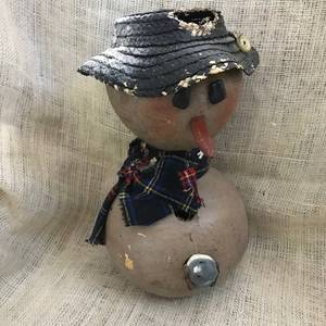 lot 2511 image: Snowman birdhouse made from a gourd