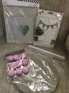 lot 2521 image: Burlap flagsbanners and card kit