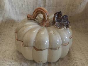 lot 2544 image: Ceramic pumpkin shaped dish with lid