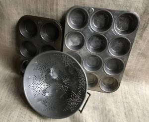 lot 2546 image: Calendar and muffin tins