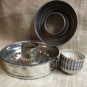 lot 2547 image: Assortment of Baking Tins