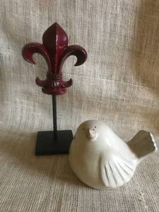lot 2556 image: Fleur de Lis and bird shelf decor