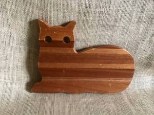 lot 2562 image: Cat shaped cutting board