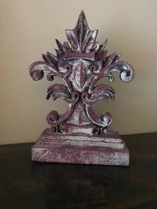 lot 2578 image: Ceramic Shelf Accent Piece