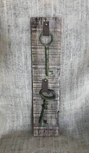 lot 2579 image: Rustic Wall Decor with hanging metal keys