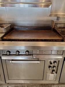 lot 16494 image: Southbend Flat Top Grill Oven Range Fully Functioning