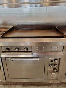 lot 16495 image: Southbend Flat Top Grill Oven Range Fully Functioning